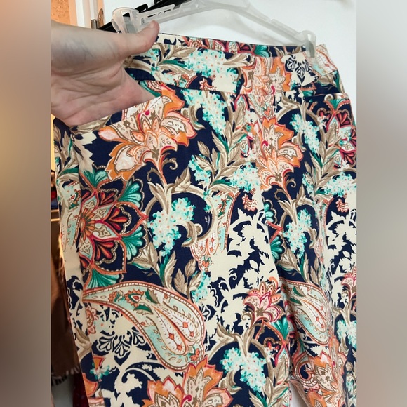 Chicos size 1 worn floral capris - Picture 5 of 7